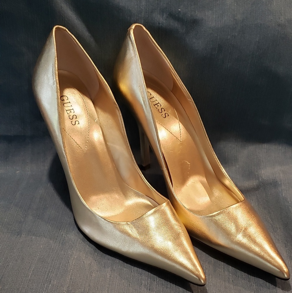GUESS Gold Pumps